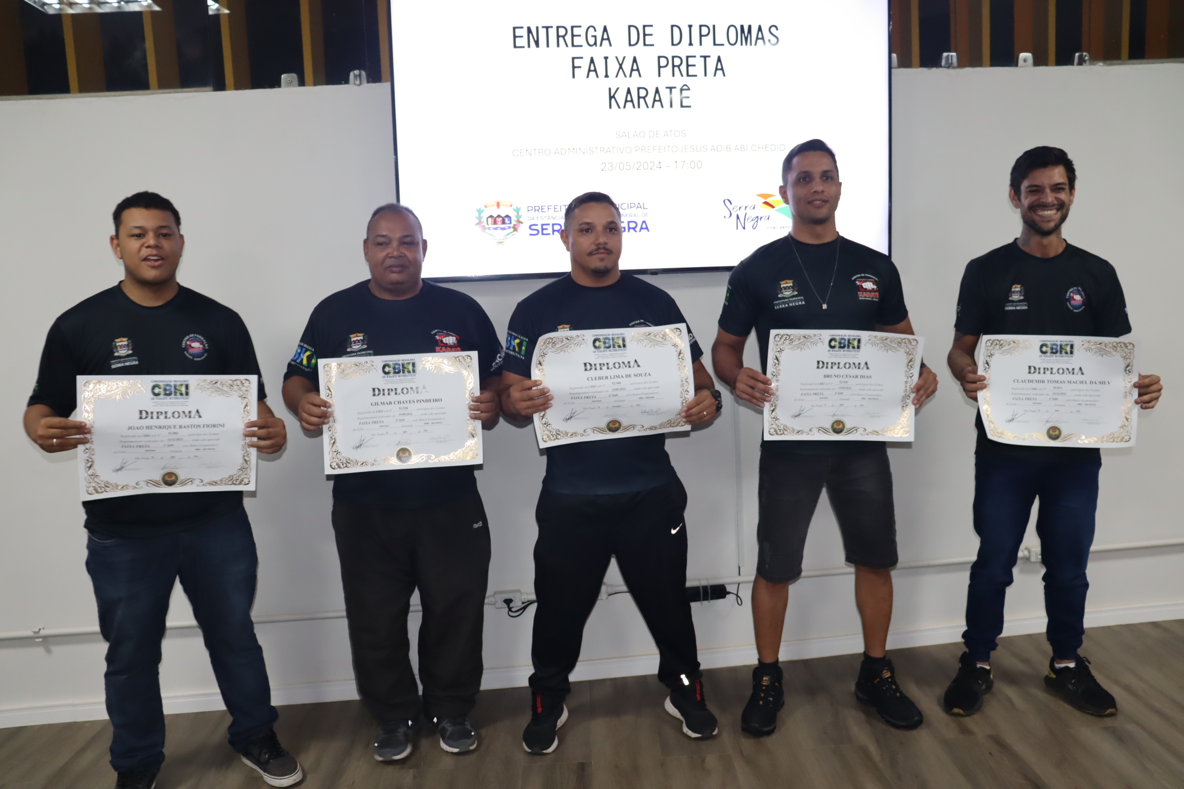 CARATECAS SERRANOS RECEBERAM DIPLOMA DE GRADUAÇÃO NA SEDE DA PREFEITURA