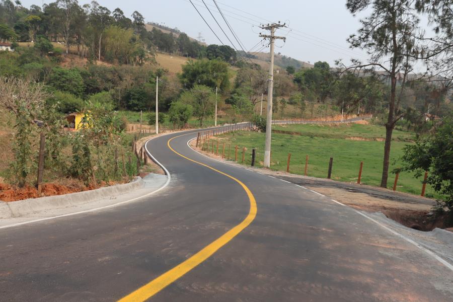 Prefeitura executou sinalização de solo em estradas municipais pavimentadas