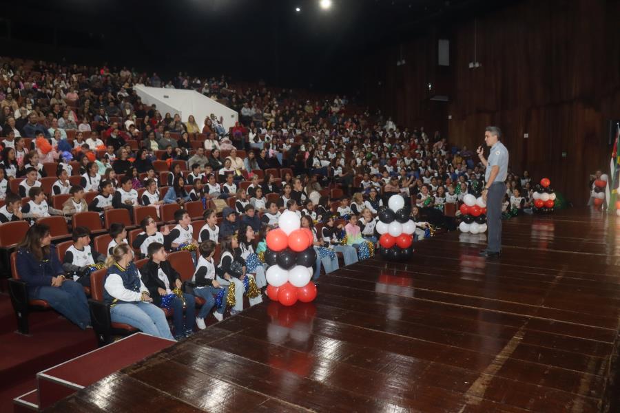 MAIS DE 400 ALUNOS SE FORMAM NO PROERD EM SERRA NEGRA EM EVENTO MARCADO POR EMOÇÃO E CIVISMO