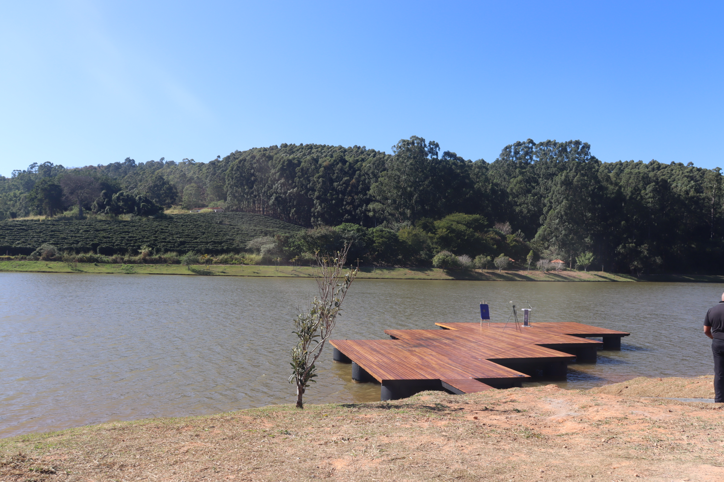 ENTREGA DE OBRAS DE REVITALIZAÇÃO NO PARQUE ADIB JOÃO DIB, COM RECONSTRUÇÃO DE 2 DECKS DE MADEIRA FOI REALIZADA PELO PREFEITO MUNICIPAL E DEPUTADO ESTADUAL