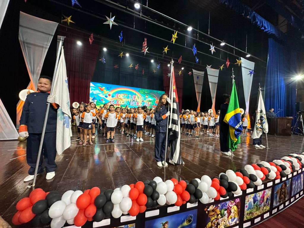 FORMATURA DAS ESCOLAS MUNICIPAIS EMOCIONOU AS PESSOAS QUE LOTARAM AUDITÓRIO DO CENTRO DE CONVENÇÕES
