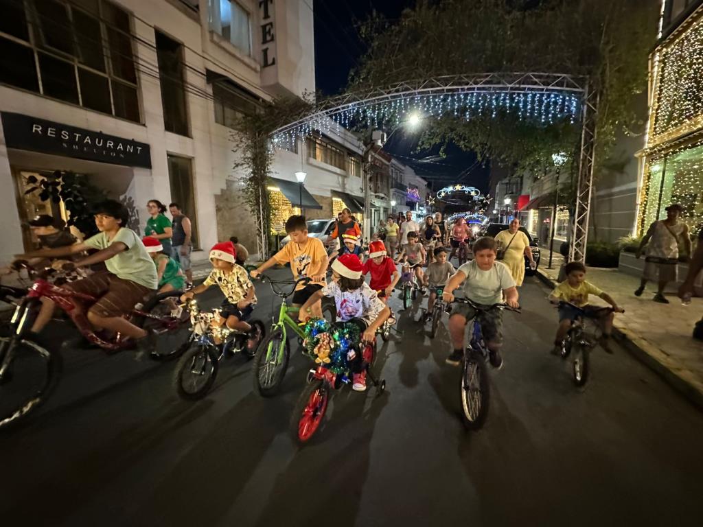 Prefeitura e Fundo Social promoveram o Passeio Ciclístico do Natal Luzes da Serra