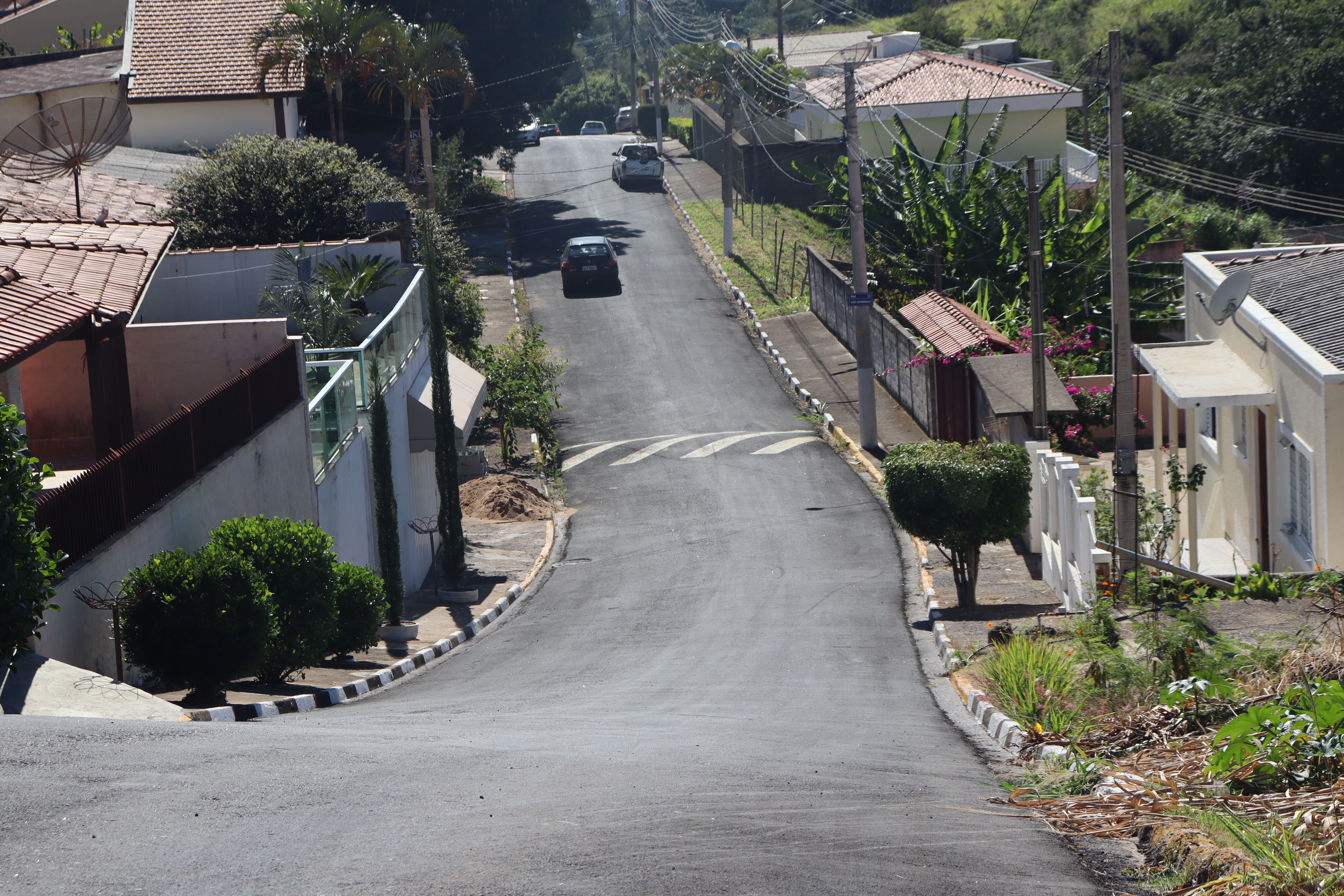 PREFEITURA E DEPUTADO ESTADUAL ENTREGARAM O RECAPEAMENTO ASFÁLTICO DE 11 RUAS DO LOTEAMENTO REFÚGIO DA SERRA