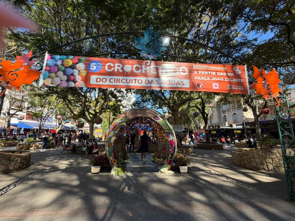 Entre linhas, cores e carinho: 5º Crochetaço encantou moradores e turistas na Praça Prefeito João Zelante
