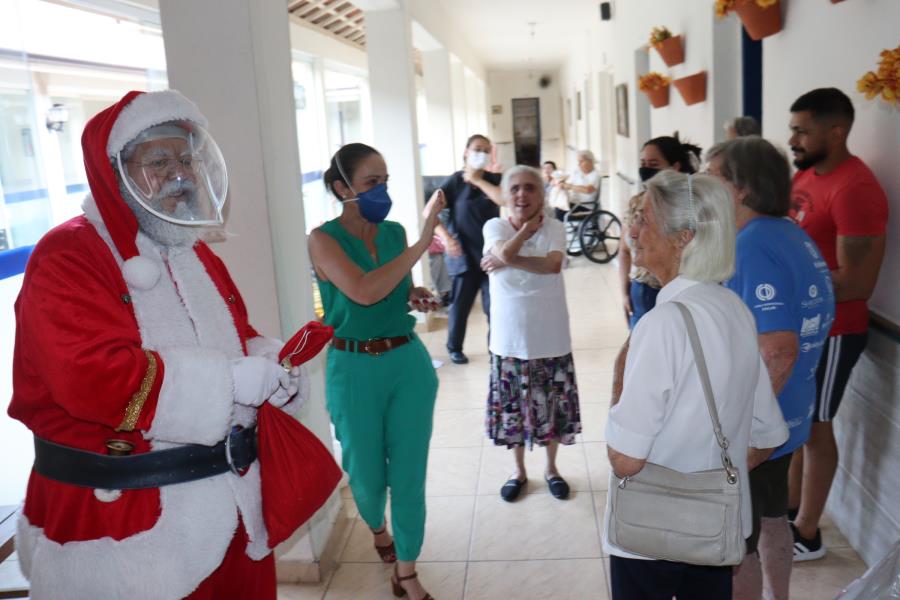 Fundo Social distribui presentes de Natal para idosos do Lar dos Velhinhos São Francisco de Assis