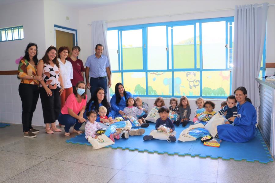 Alunos dos EMEBs receberam livros infantis para leitura em casa durante as férias
