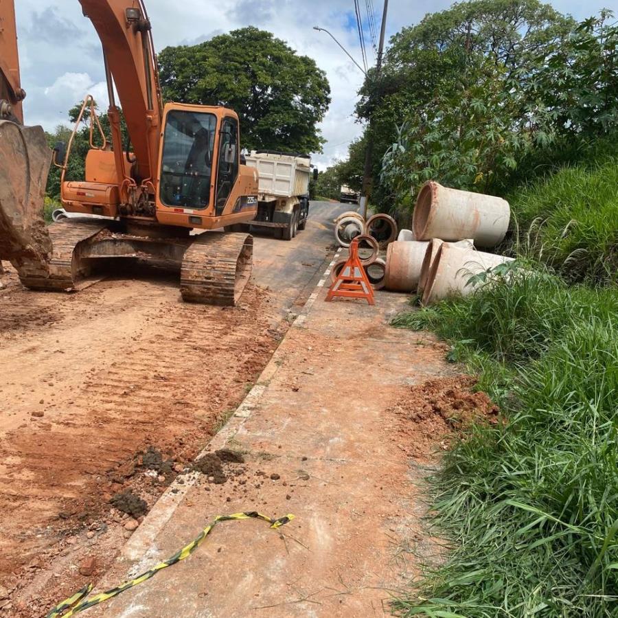 PREFEITURA E SABESP EXECUTAM SERVIÇOS DE MANUTENÇÃO NA RUA DR. PAULO PIMENTEL MANGEON