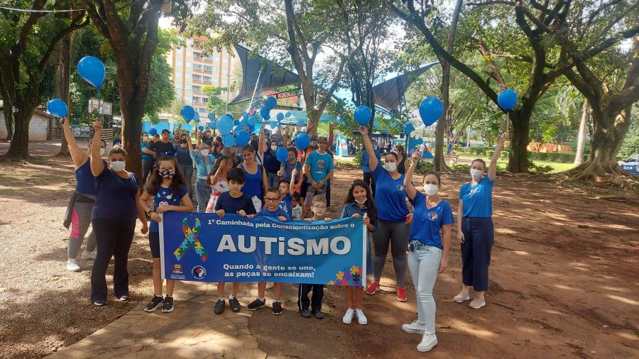 Caminhada pela conscientização do autismo teve mais de 100 participantes