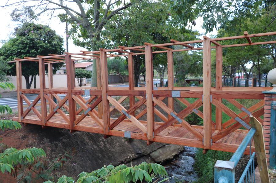 Passarelas na Avenida Marginal