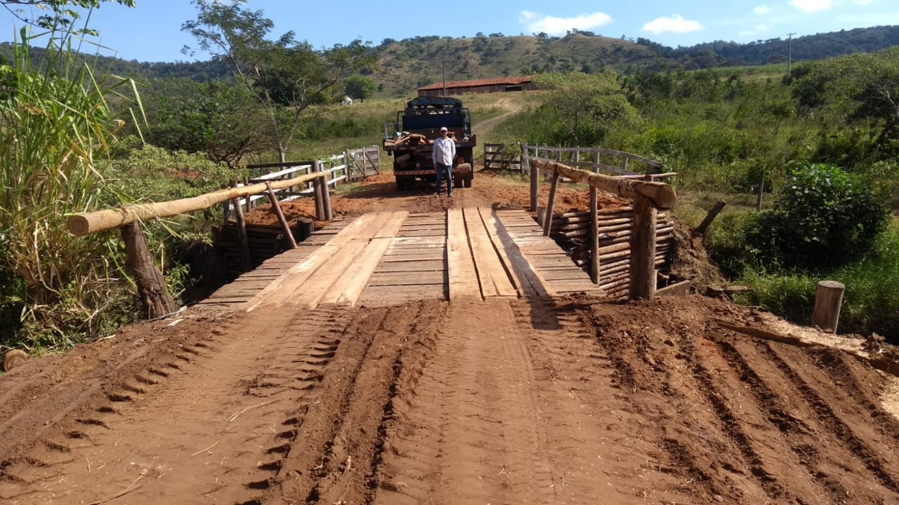 Secretaria de Obras refaz ponte na região do Pinheirinho