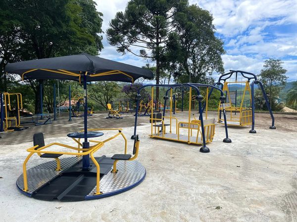 Prefeitura instala academia ao ar livre com equipamentos para pessoas com deficiência