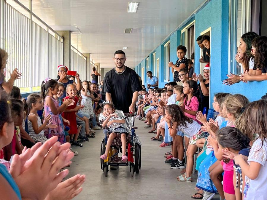 Moda sustentável: Escola promove desfile com roupas feitas de materiais  recicláveis