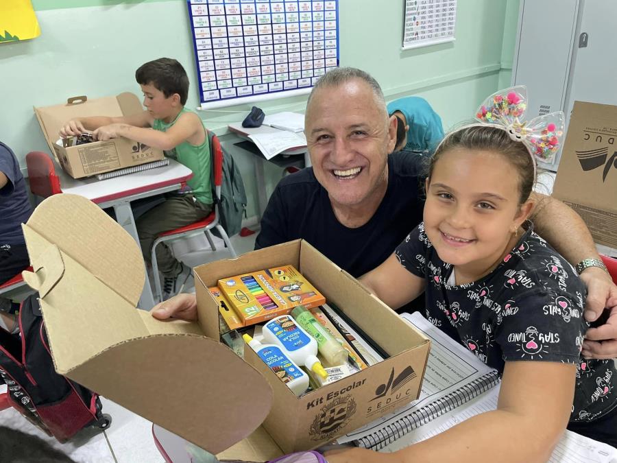 Prefeito Elzo entrega Kit Escolar para alunos da rede municipal de ensino