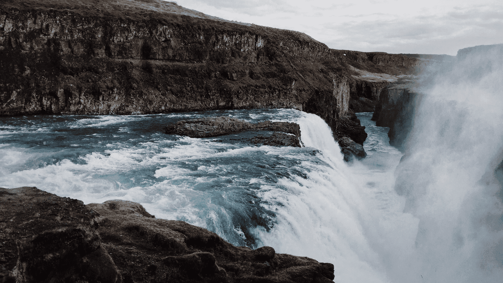 Estudantes Criam Carro Movido a Água do Mar em Competição Internacional