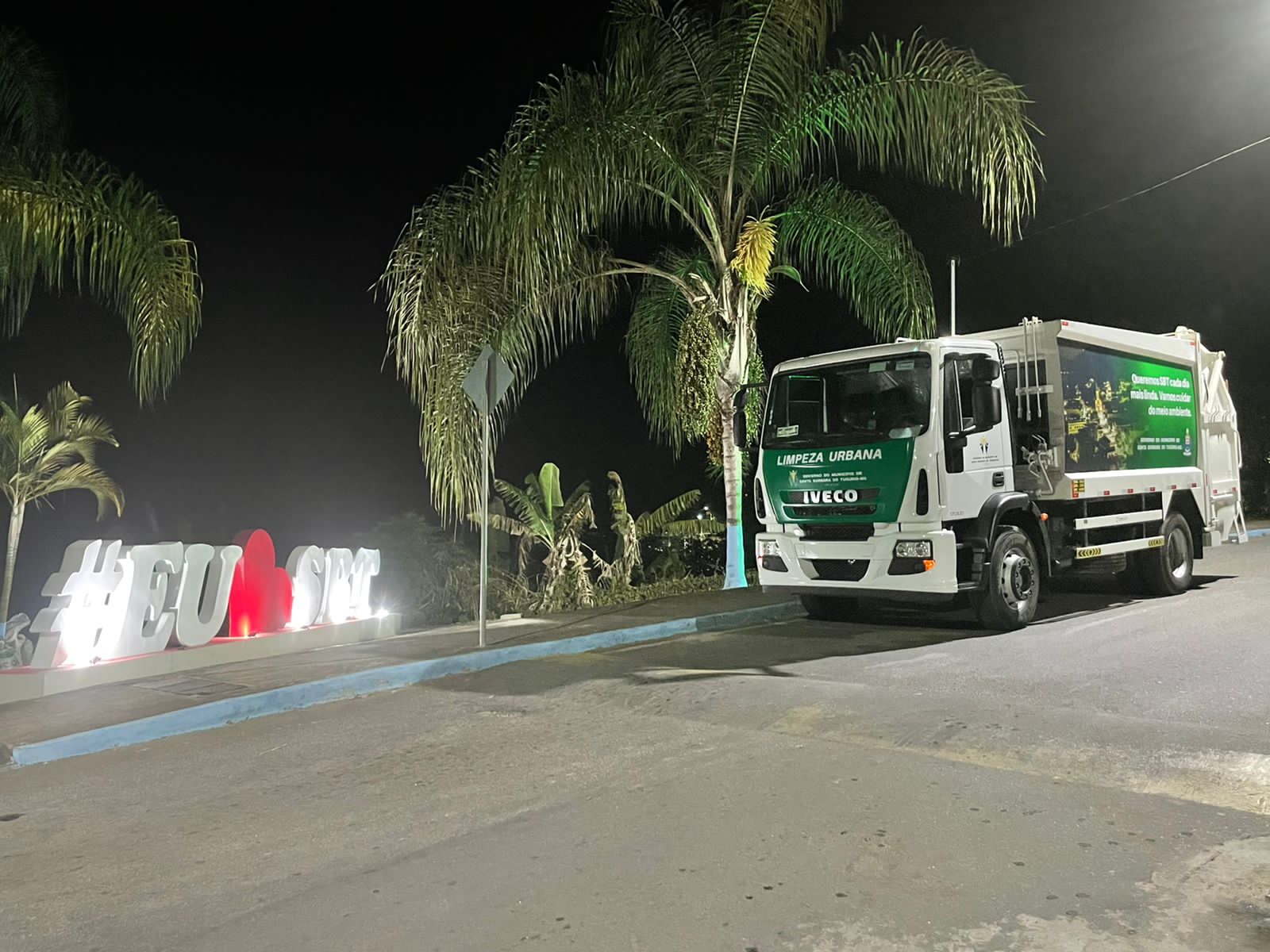 SBT recebe caminhão compactador de lixo todo adesivado
