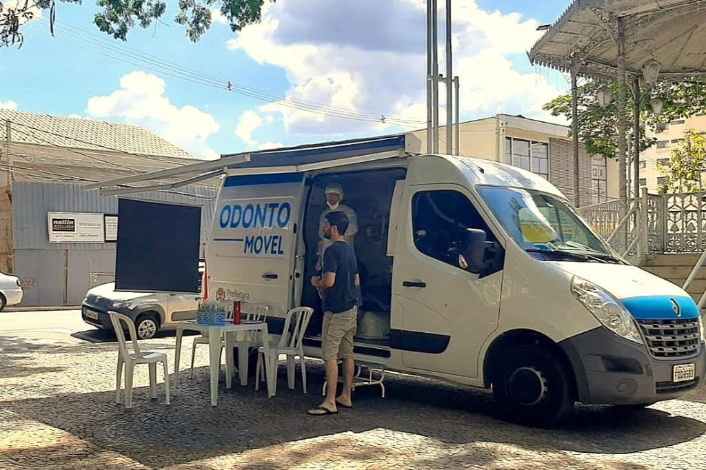 Odontomóvel oferece atendimento na Praça da Bandeira para combate ao câncer bucal