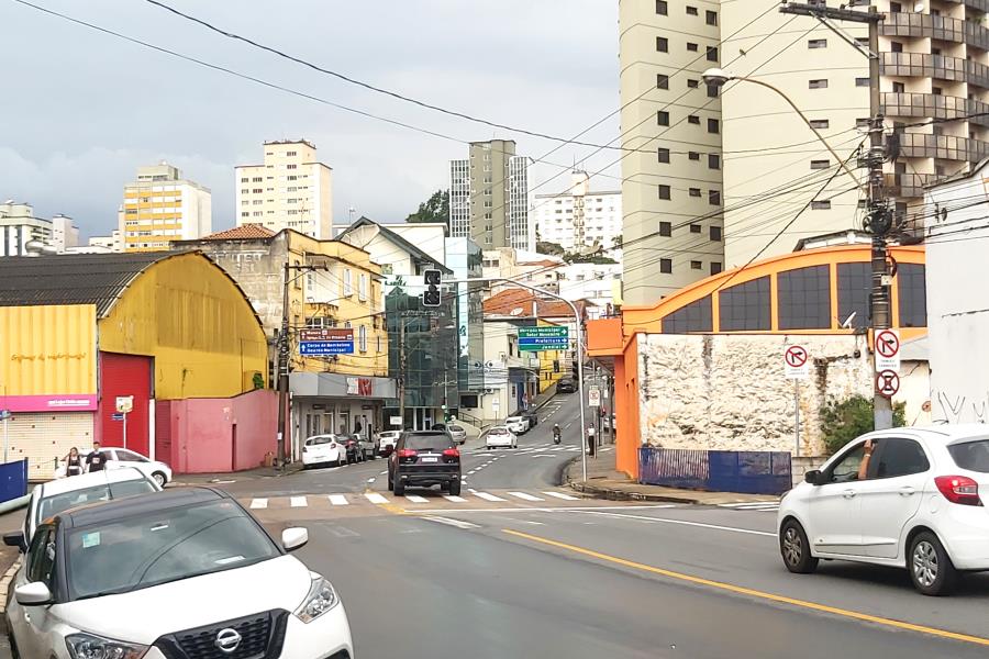 Trânsito será totalmente liberado na Praça Benedito Tinelo com novo semáforo na Expedicionários