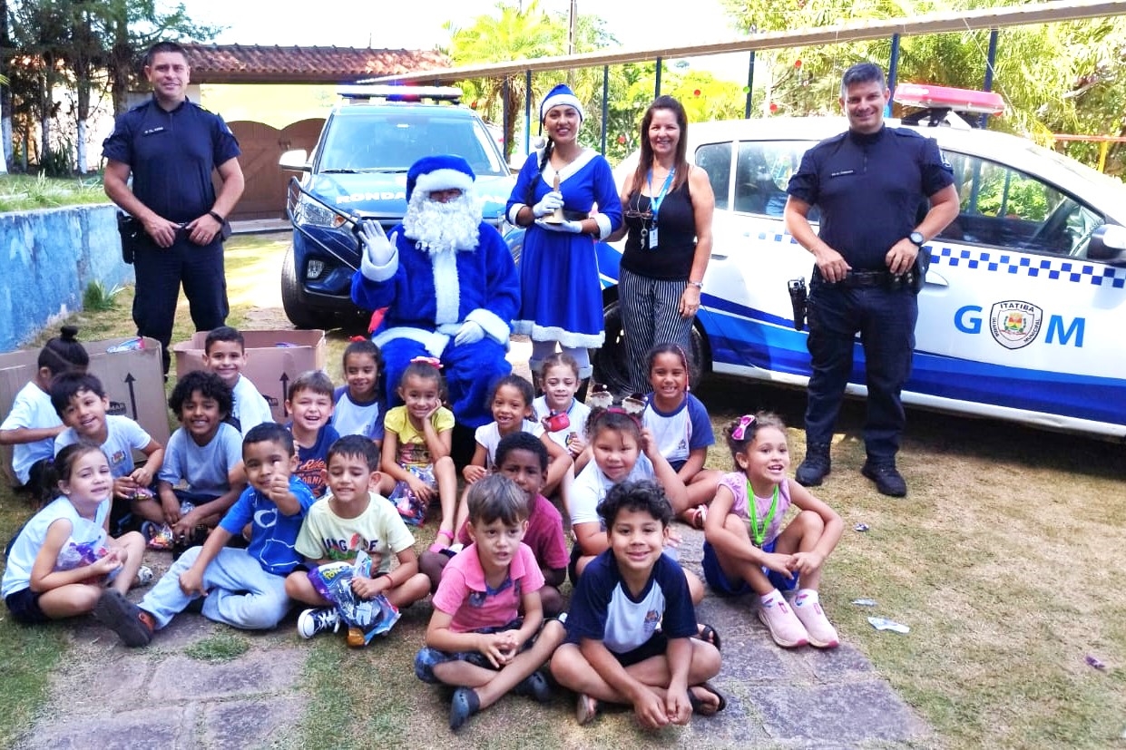 Guarda Municipal leva Papai Noel Azul às escolas municipais