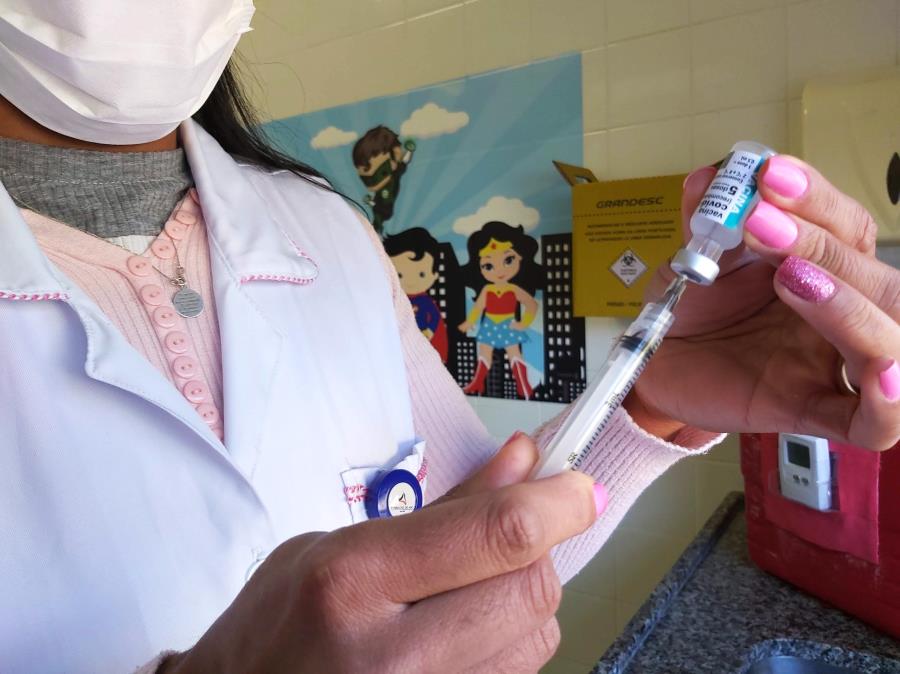 CAC aplica vacina anti-Covid até 13h para crianças de 3 e 4 anos