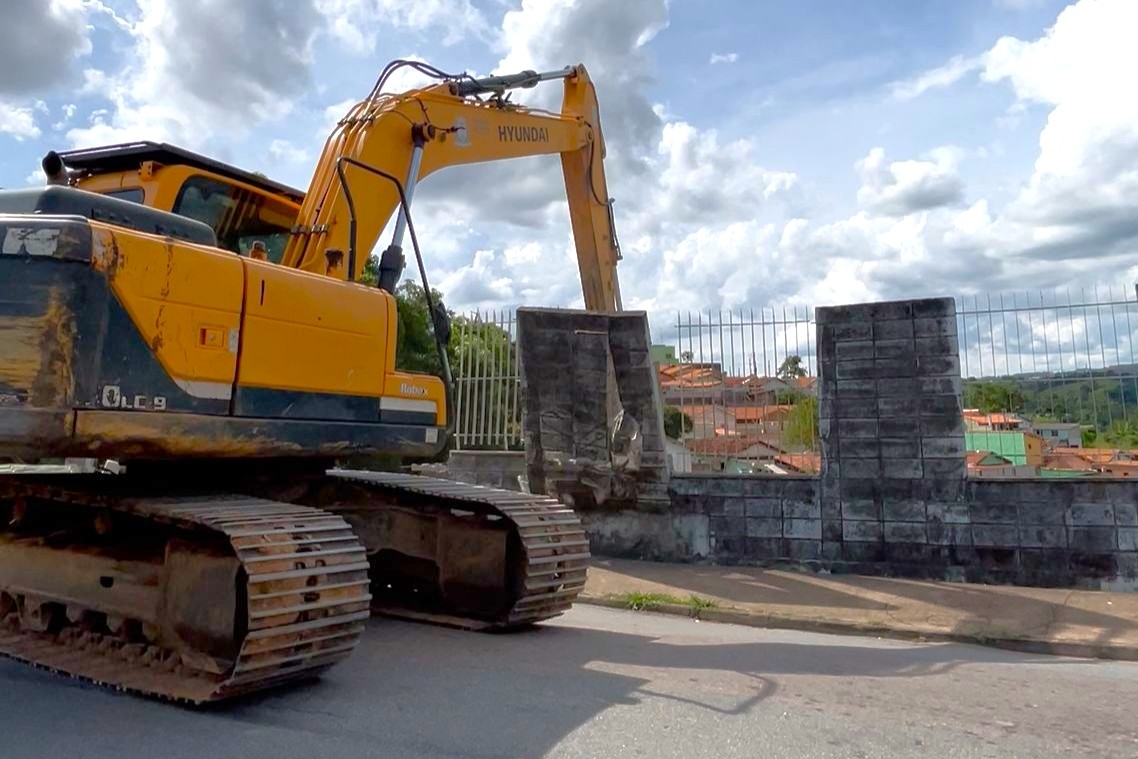Muro da escola Ângela Lygia é demolido após dano estrutural