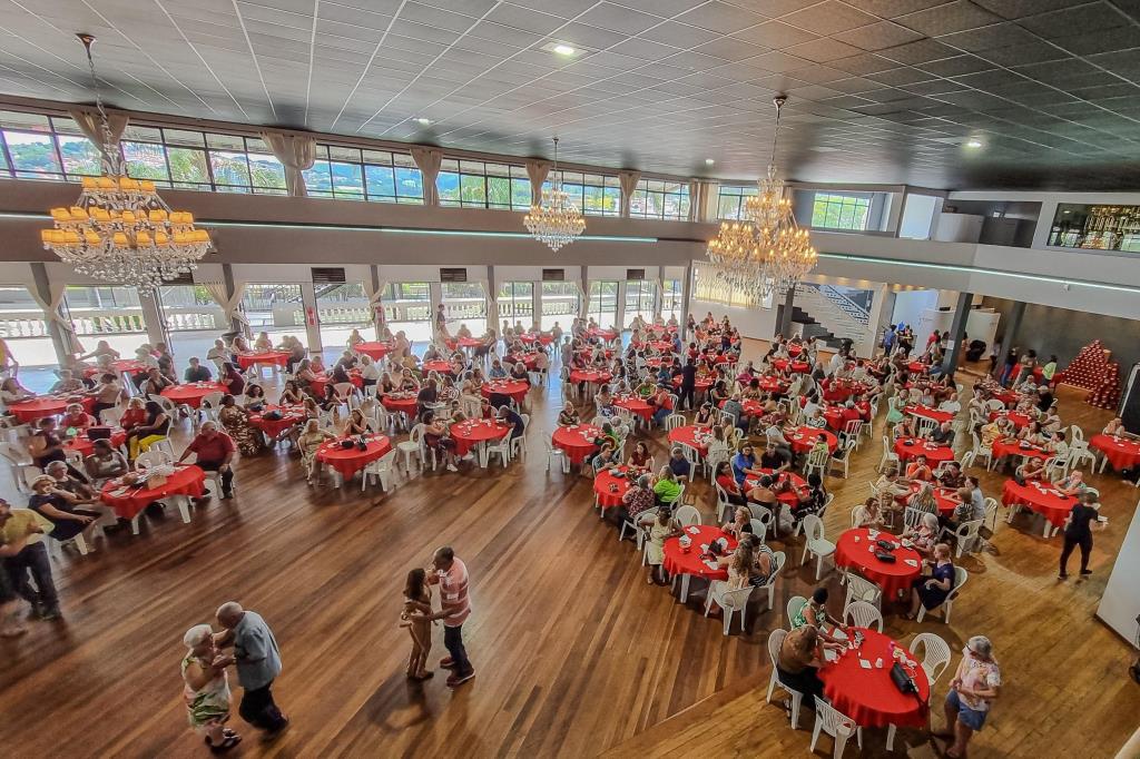 Festa de confraternização do CCI reúne centenas com música e integração