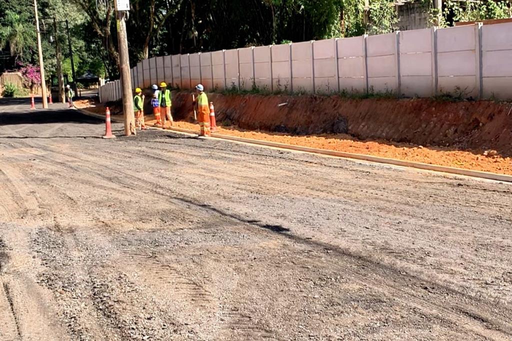 Asfalto chega a novas estradas municipais: Antônio Netto e Lucia Lanfranchi têm obras de pavimentação