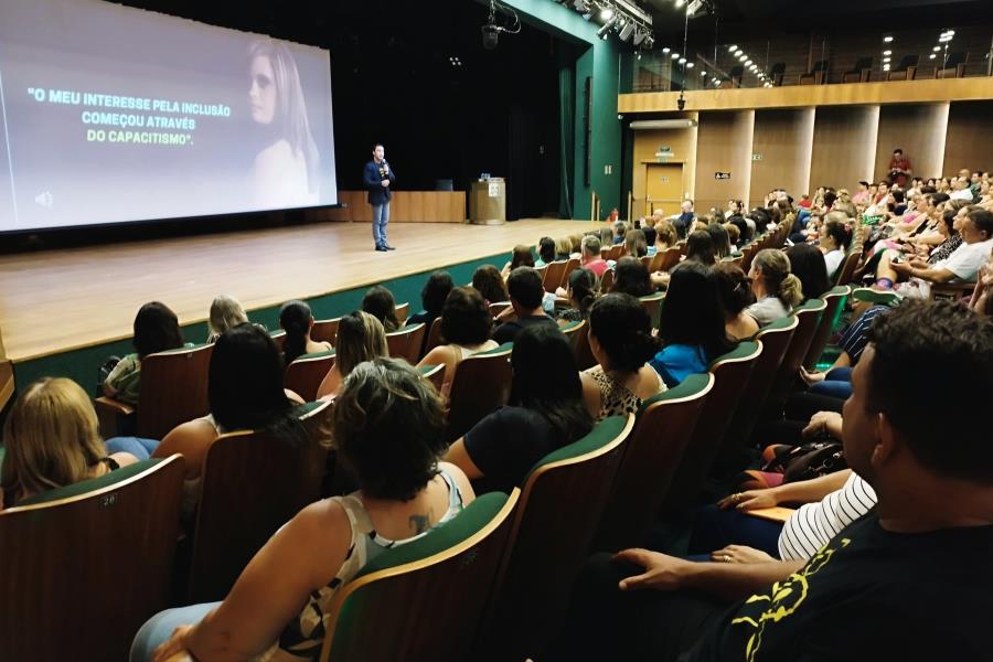 Síndrome de Down: Alex Duarte fala a educadores da Rede como transformar preconceitos em inclusão