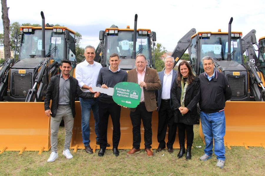 Itatiba recebe nova retroescavadeira para suporte à produção rural