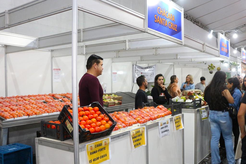 Produtores celebram mais de 12 toneladas da fruta vendidas no 1º fim de semana da Festa do Caqui 2026