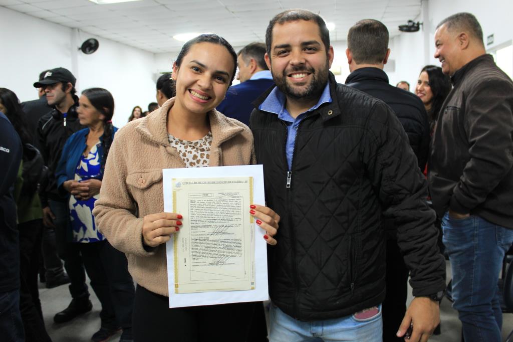 Prefeitura entrega novos títulos de propriedade a famílias do Chavini e Castro, Clube de Campo e Recreio Costa Verde nesta sexta (24/10)