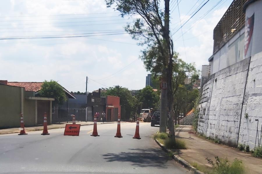 Trânsito da Rua Jundiaí é novamente interditado por questões de segurança
