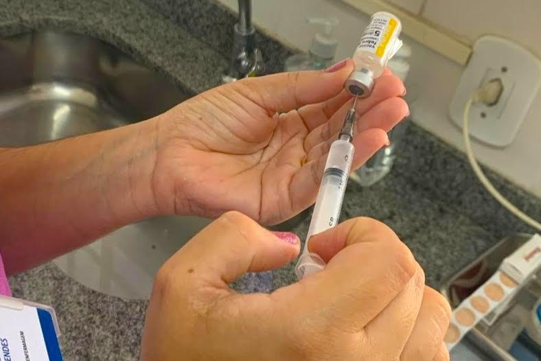 Saúde reforça importância da vacina contra a febre amarela diante aumento de casos no Estado