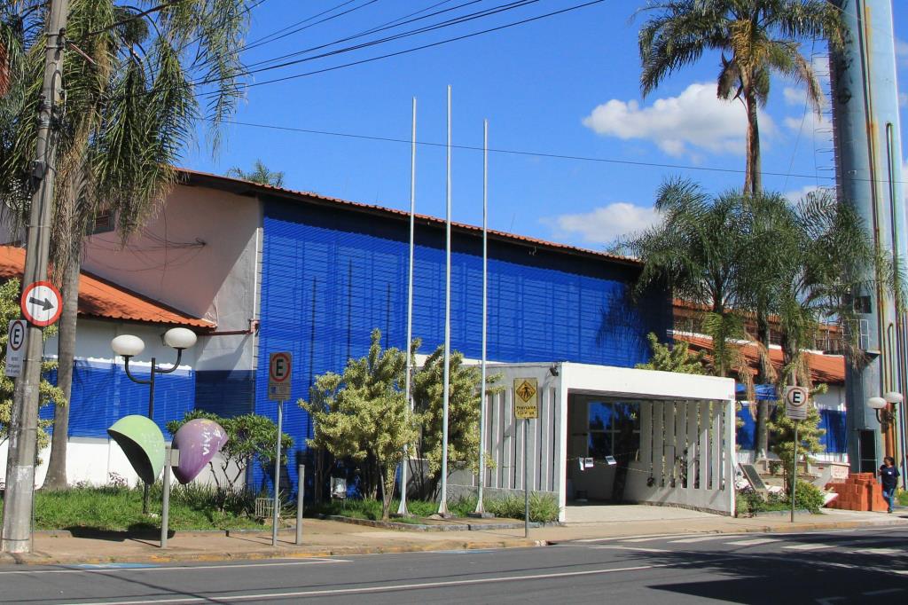 Prédio do SUS tem entrada alterada durante fase final da reforma