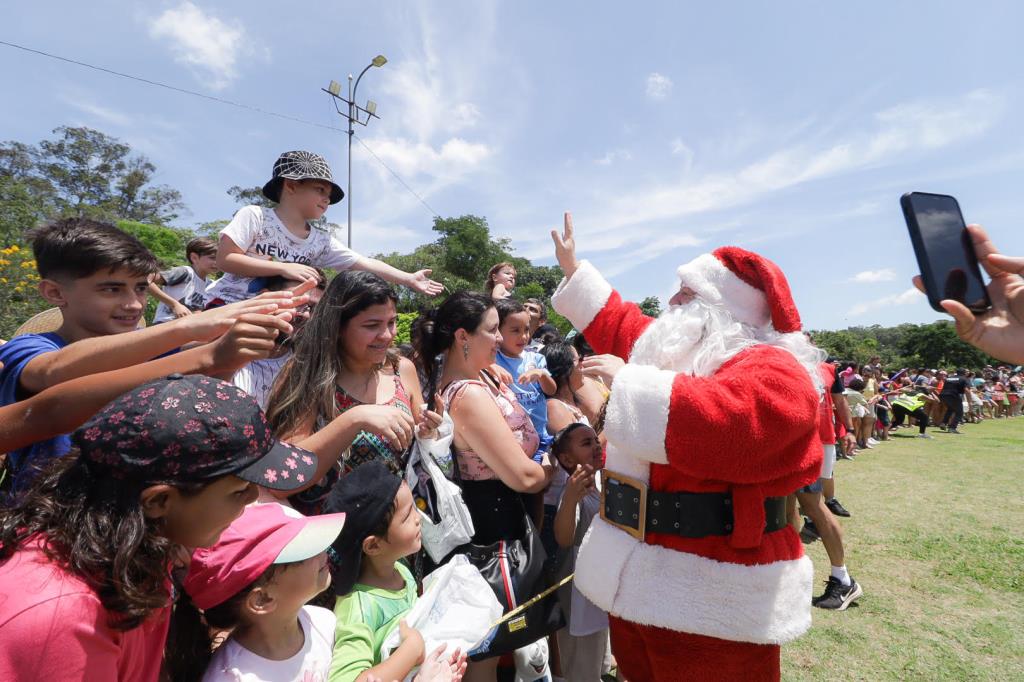 Natal Iluminado 2025 começa neste domingo (30/11) com Chegada do Papai Noel e acendimento de luzes