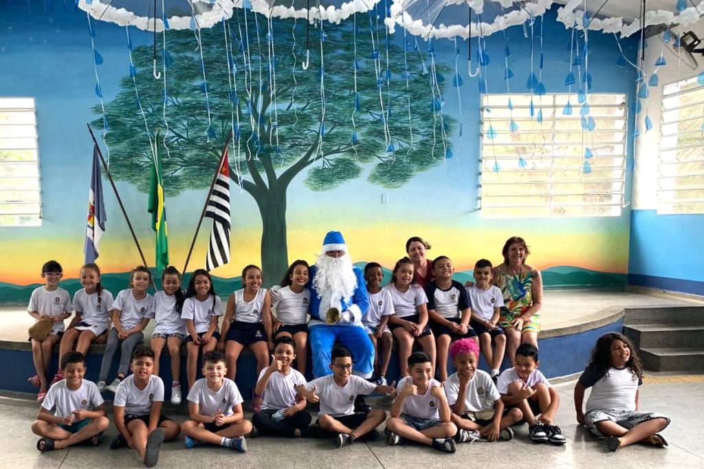 Papai Noel Azul da GM visita escolas municipais