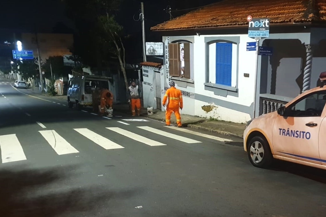Avança Itatiba: ruas recapeadas recebem pinturas e tachões para sinalização de solo