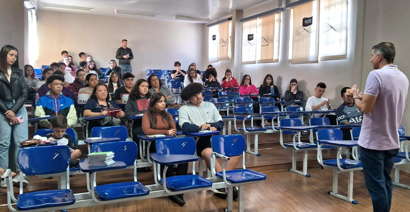 Pré-Vestibular do Fundo Social com Elite Ensino tem mais de 30 alunos