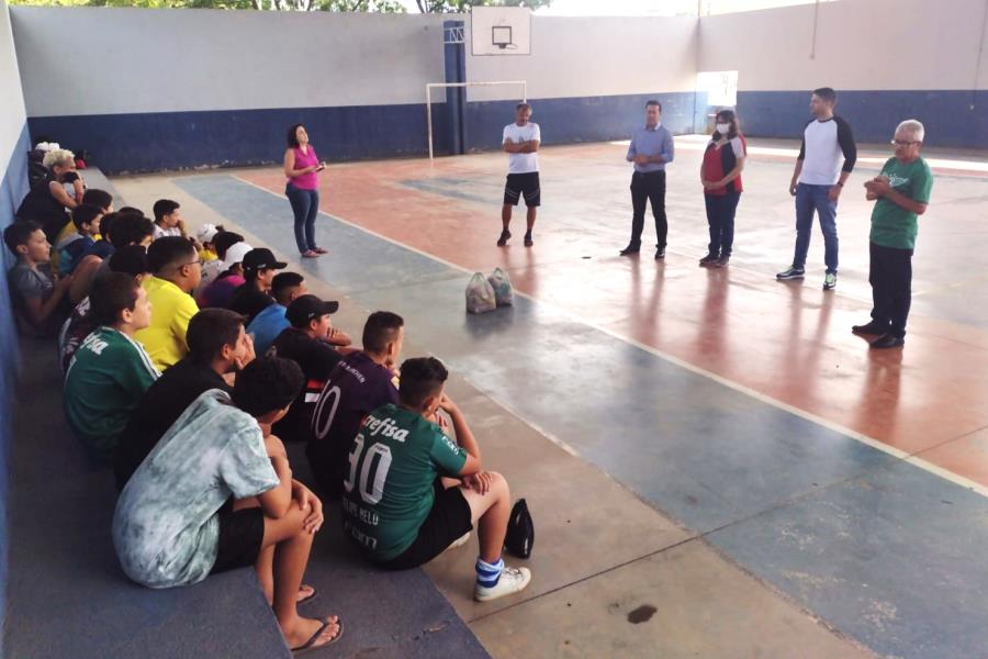 Projeto Bola Onde Mora encerra aulas em 2022 com entrega de camisetas