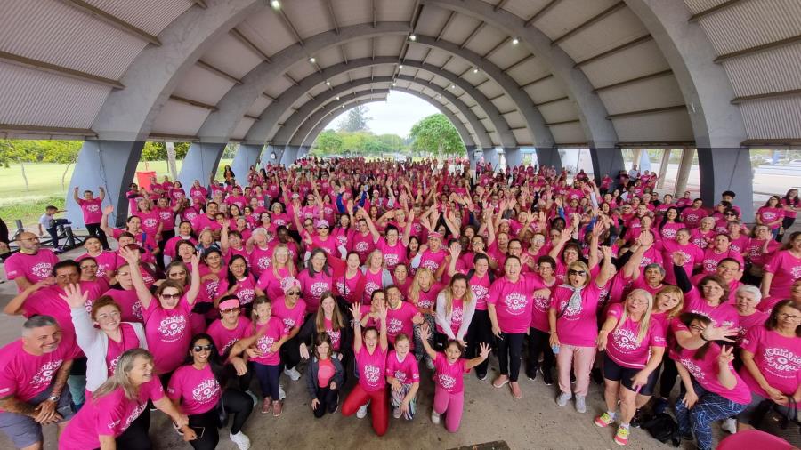 Caminhada do Outubro Rosa reúne mais de 1.000 pessoas no Parque Luís Latorre