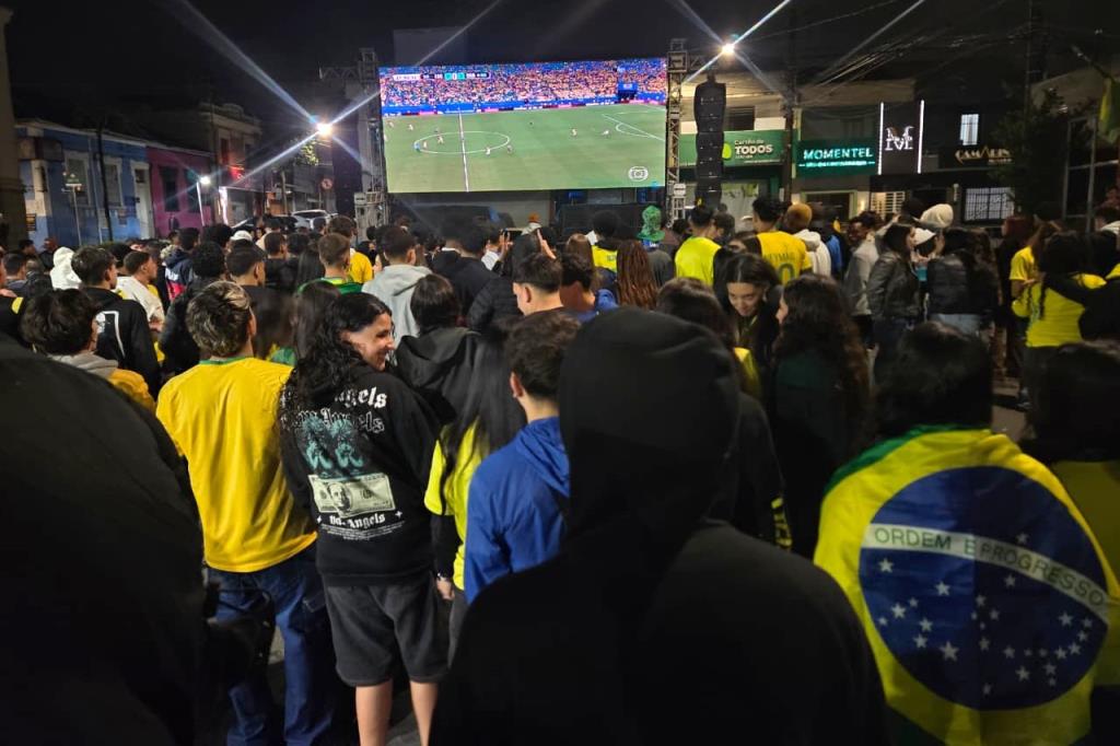 Praça e Mercadão reúnem bom público na vitória de 3 a 0 do Brasil sobre a Escócia