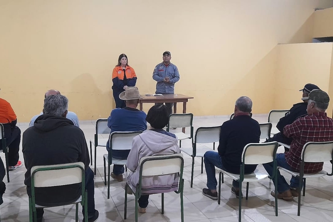 Prefeitura leva informações preventivas sobre fogo em mato a produtores rurais