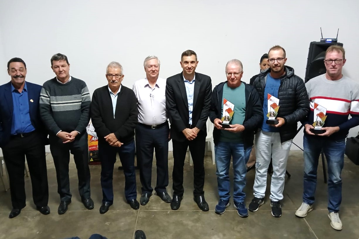 Produtores premiados na 19ª Festa do Caqui & Cia. recebem troféus