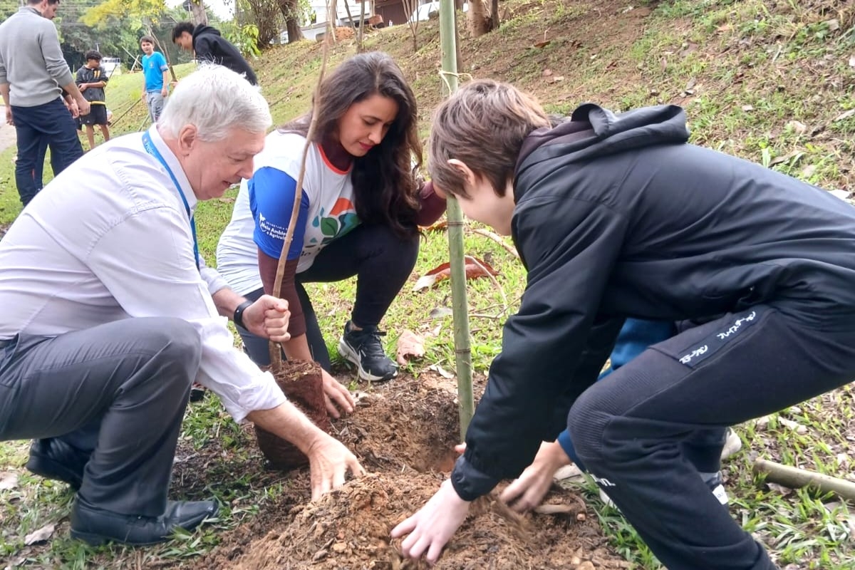 Meio Ambiente realiza plantio de 40 mudas na Av. Aurora F. Zanutto