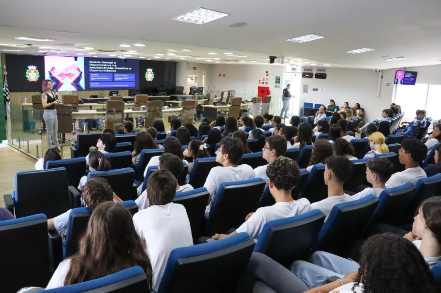 Prevenção de gravidez na adolescência é tema de palestra para alunos da Rede Municipal de Ensino