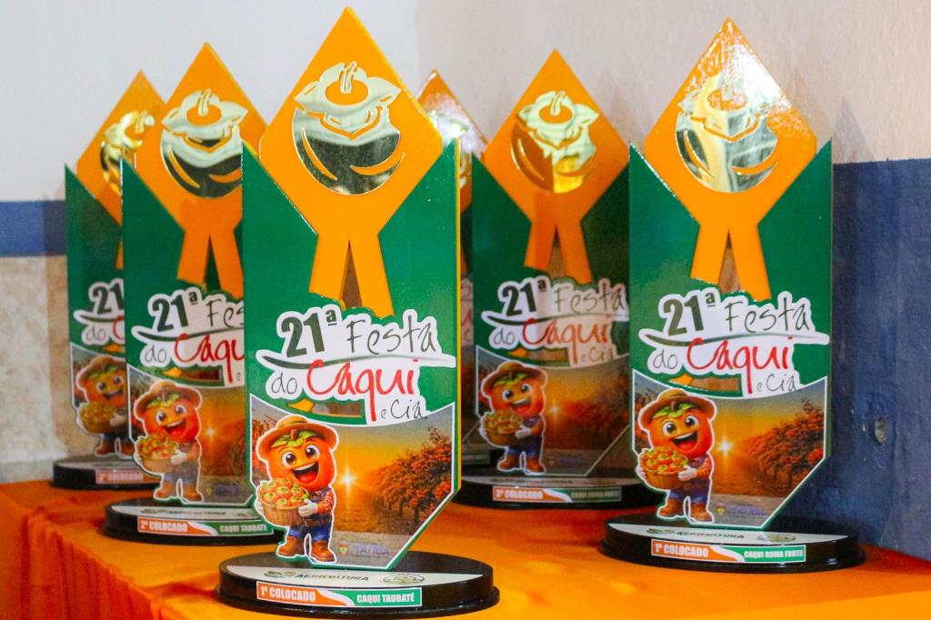 Prefeitura premia vencedores do concurso de frutas da 21ª Festa do Caqui & Cia