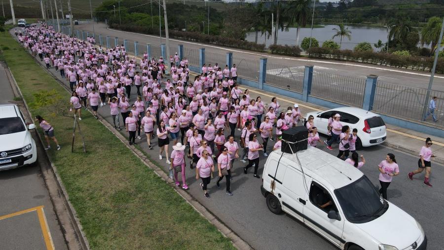 Caminhada de conscientização pelo Outubro Rosa reúne centenas no Parque Luís Latorre