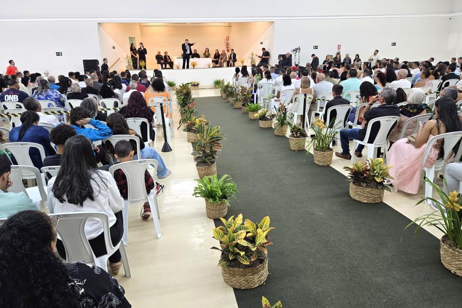 Noivos celebram união civil e evangélica no Casamento Comunitário 2025