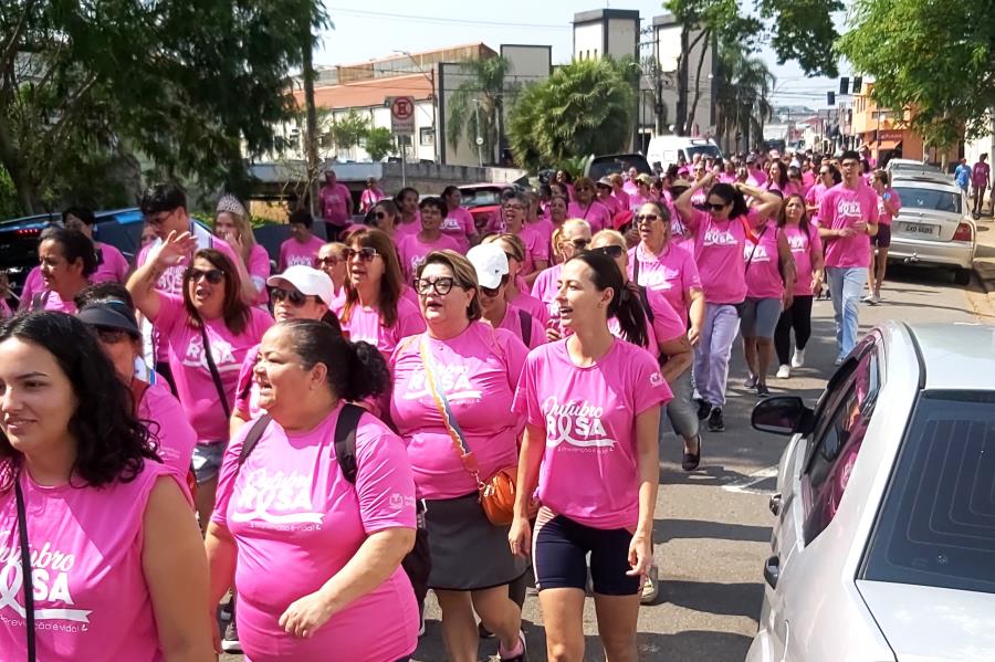 Caminhada com centenas de participantes abre Outubro Rosa 2023