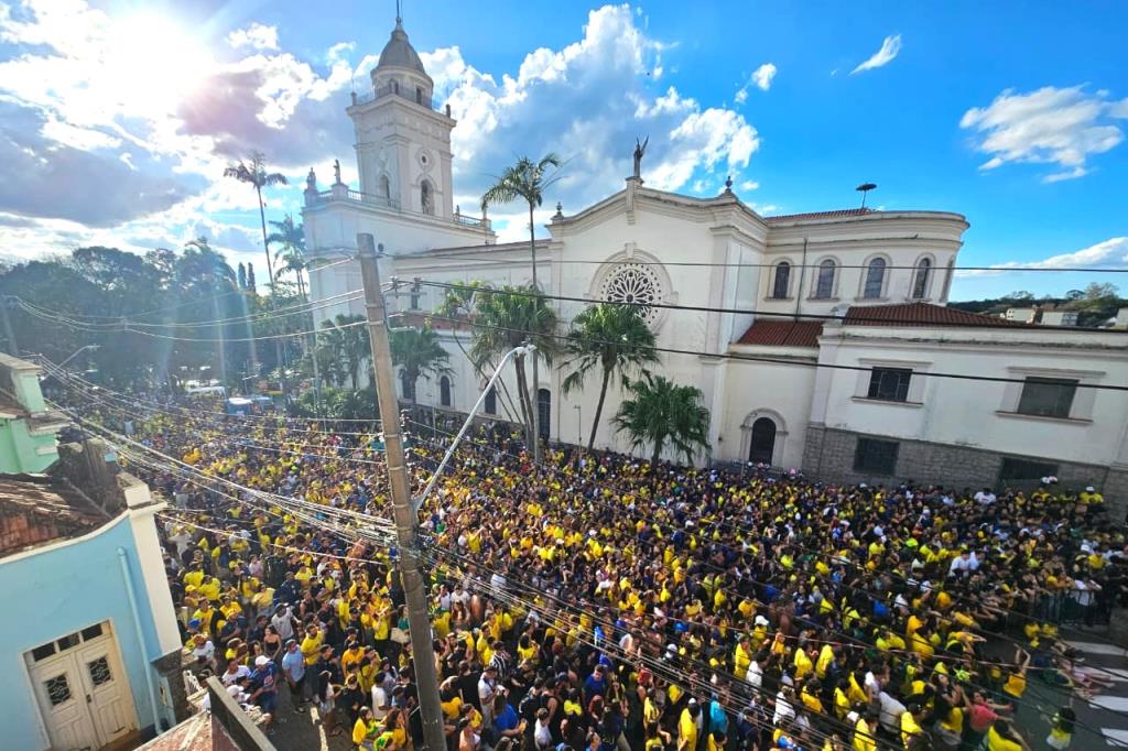Virada da Seleção Canarinho sobre Japão faz torcida explodir de alegria na Praça da Bandeira