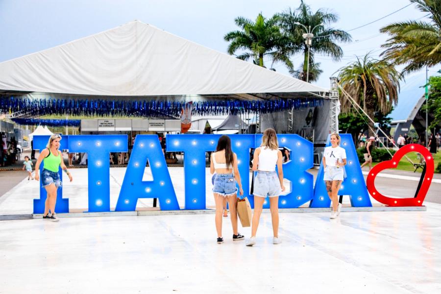 Mesmo com chuva, mais de 20 mil pessoas prestigiam Aniversário da Cidade e Revirada Cultural